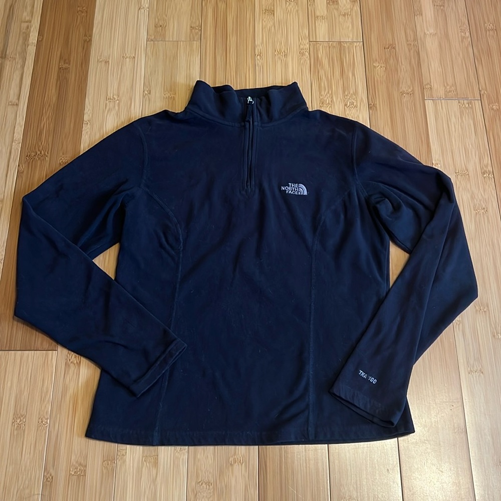 Women’s The North Face fleece pullover.